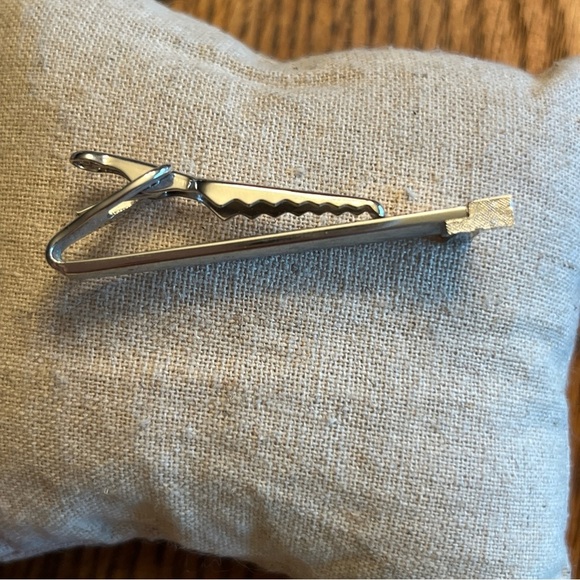 T Monogram Initial Letter Font Vintage DANTE Tie Bar Clip - Picture 2 of 8